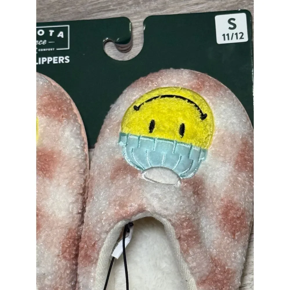 Dakota Fleece winter‎ beanie smiley face Slippers. NWT kids 11-12